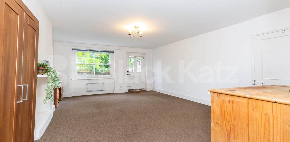 			FANTASTIC SPACIOUS GARDEN FLAT, 1 Bedroom, 1 bath, 1 reception Flat			 Stapleton Hall Road, FINSBURY PARK-STROUD GREEN